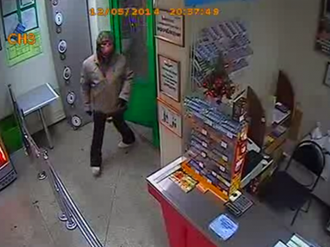 Женщина в маске обезьяны ограбила магазин.